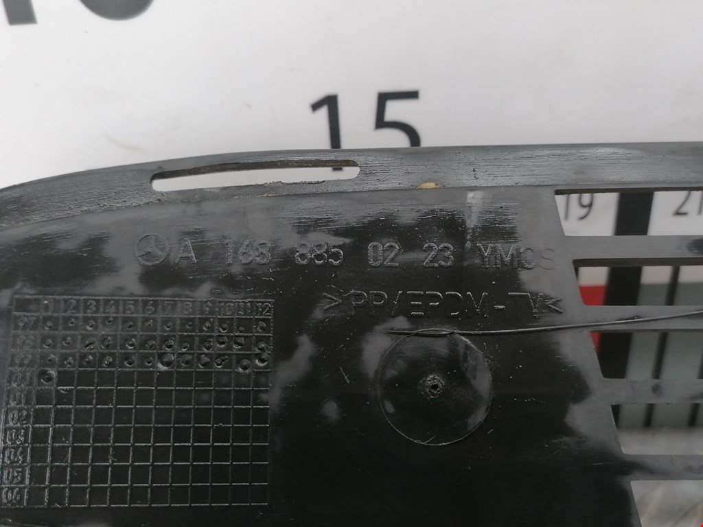 Решетка (заглушка) в бампер центральная Mercedes A-Class (W168) купить в России