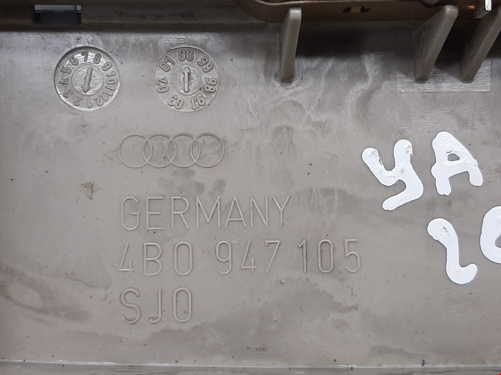 Плафон салонный Audi A8 D2 купить в России
