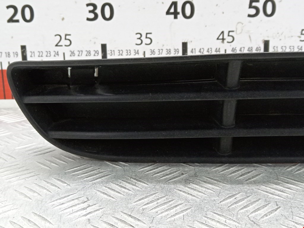 Решетка (заглушка) в бампер правая Volkswagen Bora купить в Беларуси