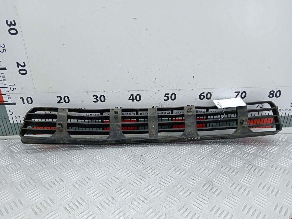 Решетка (заглушка) в бампер центральная Audi A4 B5 купить в Беларуси