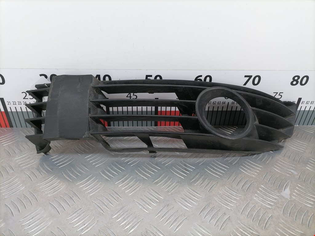 Решетка (заглушка) в бампер левая Volkswagen Passat 5 GP купить в России