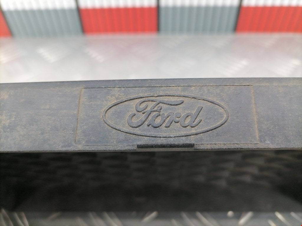 Решетка (заглушка) в бампер центральная Ford Focus 1 купить в Беларуси