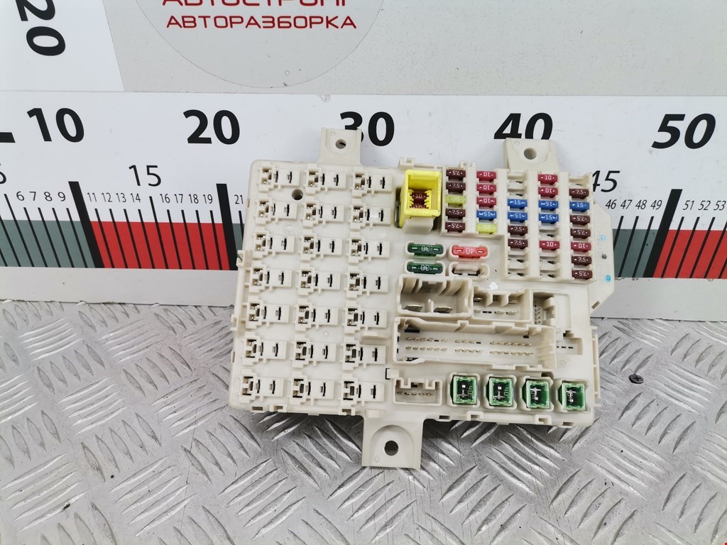 Блок предохранителей Mitsubishi Colt 6